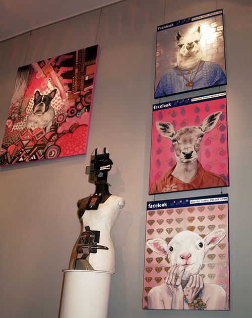 od lewej: Kalina Bańka – „I Love buldog” – akryl; Kalina Bańka – „Facelook” - tryptyk, witraż; Pati Dubiel – „VESPER" - rzeźba